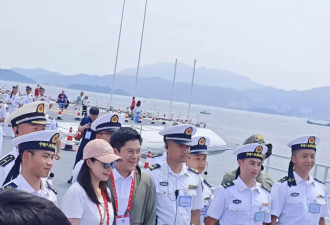 郭晶晶素颜背10万元包参观山东舰，合影秒杀无数名媛