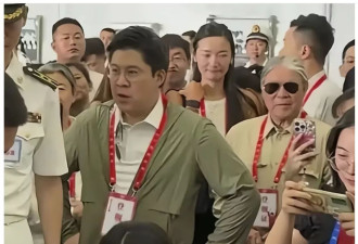 郭晶晶素颜背10万元包参观山东舰，合影秒杀无数名媛