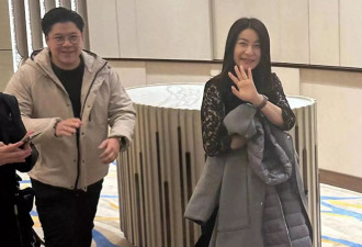 郭晶晶坐商务舱出行，和空姐一合照素颜状态好