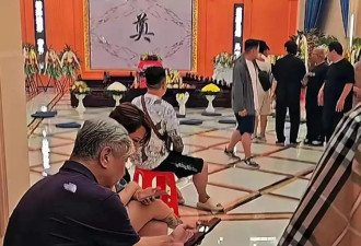杨少华灵堂成照妖镜：贡品靠外人送，亲儿缺位，郭德纲道破人心