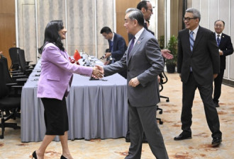 王毅见加拿大外长 大讲美国的坏话