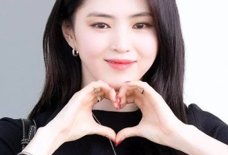韩素希颜值还是“好权威”！穿短上衣搭短裙、长靴，美得洋气显高