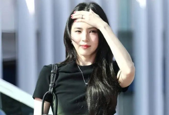 韩素希颜值还是“好权威”！穿短上衣搭短裙、长靴，美得洋气显高