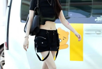 韩素希颜值还是“好权威”！穿短上衣搭短裙、长靴，美得洋气显高