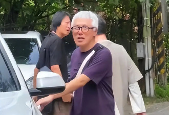 断崖式衰老惊人，58岁歌手张宇生病复出，满头银发身形消瘦引关注