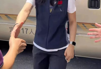 郭晶晶一家五口在贵州，俯身握手一点没架子