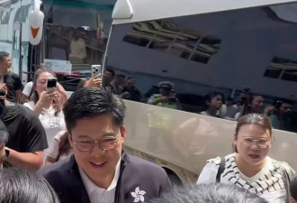 郭晶晶一家五口在贵州，俯身握手一点没架子
