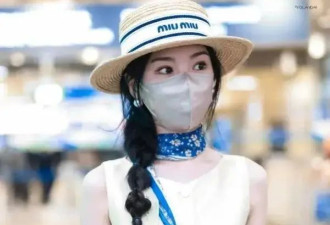 37岁毛晓彤穿黄色马甲搭碎花裙 减龄又时尚