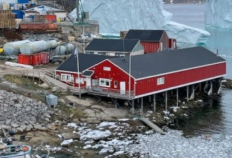 仅数百米！巨大冰山逼近格陵兰小岛…
