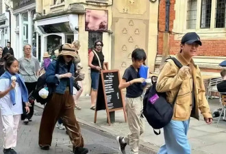 孙俪全家蹲包粽子照疯传：移民传言？不如看影帝骑电动车接娃
