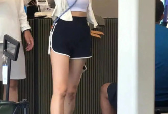 46岁李艾和老公在河北度假，露腰露腿大秀身材，张徐宁脸色好憔悴