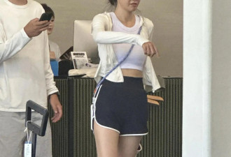 46岁李艾和老公在河北度假，露腰露腿大秀身材，张徐宁脸色好憔悴