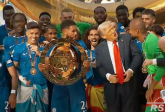 川普颁奖现场，出现这一幕…太尴尬了