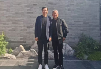 黄仁勋抵北京 与雷军合照 35度大热天仍穿黑皮夹克