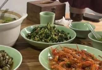 马伊琍庆祝49岁生日，素颜出镜，和好友共度