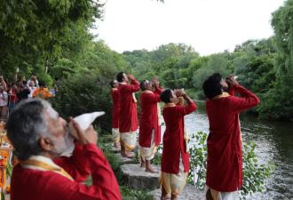 印度人在多伦多举行恒河祭奠仪式! 大批人围观, 网友吵翻了!