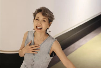 62岁叶童现状:身穿无袖上衣配白色长裙,一头银发时髦如30岁