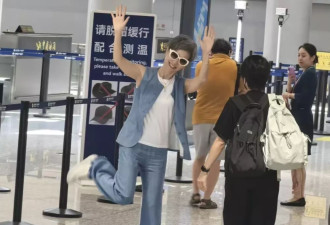 62岁叶童现状:身穿无袖上衣配白色长裙,一头银发时髦如30岁