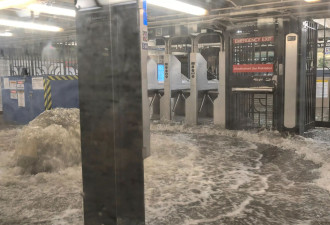 纽约暴雨来袭地铁“水浸眼眉” 乘客拍下月台被淹没一刻