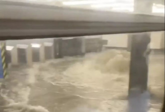 纽约暴雨来袭地铁“水浸眼眉” 乘客拍下月台被淹没一刻