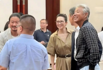 新闻联播镜头下，陈道明头发花白