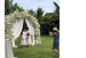 董璇张维伊带小酒窝参加婚宴，女儿已接纳新爸爸