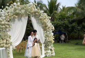 董璇张维伊带小酒窝参加婚宴，女儿已接纳新爸爸