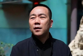 杨少华葬礼上最诡异一幕：儿子杨议前脚哭到晕厥，后脚翘腿玩核桃