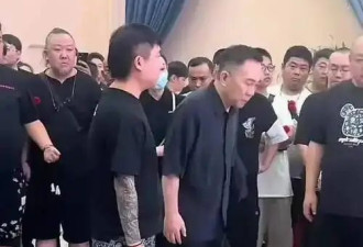 杨少华葬礼上最诡异一幕：儿子杨议前脚哭到晕厥，后脚翘腿玩核桃
