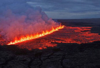 冰岛火山喷发！裂缝1000米震撼画面曝光