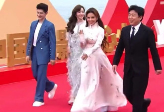 中国电影导演之夜，黄渤肿了，冯小刚低调，宋佳大气，咏梅优雅
