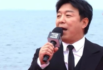 中国电影导演之夜，黄渤肿了，冯小刚低调，宋佳大气，咏梅优雅