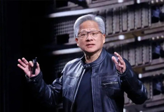 黄仁勋为啥35度穿皮衣？他说“只有一件西装没洗”，但明明很多大牌…
