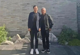 黄仁勋为啥35度穿皮衣？他说“只有一件西装没洗”，但明明很多大牌…