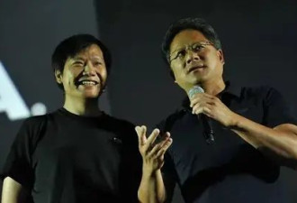 黄仁勋为啥35度穿皮衣？他说“只有一件西装没洗”，但明明很多大牌…