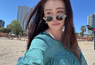 王祖贤罕PO沙滩日光浴照，58岁真实状态美翻了