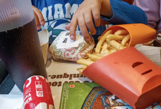 快餐四巨头集体翻车 爆料看完想吃草…