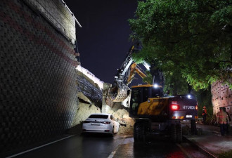 韩国极端暴雨 高架桥挡土墙崩塌 轿车遭活埋酿1死