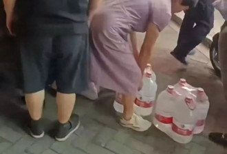 杭州一地自来水发臭，居民到超市抢水买