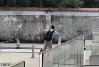 男子躲女厕隔间偷拍被抓现行，女子拍下他逃跑画面