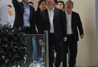 王传福现身小米工厂 雷军化身“讲解员”