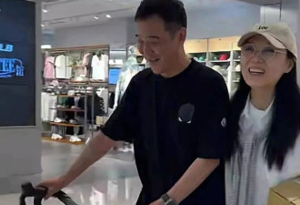 63岁吴琼和48岁老公拍婚照，结婚21年仍如初恋