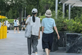 袁泉母女度假，哈哈脸型像爸眼睛随妈很漂亮