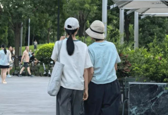 袁泉母女度假，哈哈脸型像爸眼睛随妈很漂亮