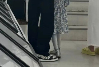张若昀夫妇带娃做手工，唐艺昕穿白裙看着尴尬