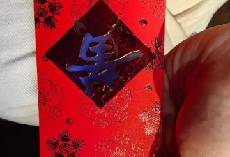 黄仁勋现身酒吧给驻唱歌手发红包，高温天气仍身穿皮衣