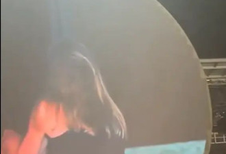 全美吃瓜！已婚科技大佬偷恋女下属演唱会被抓包！大屏曝尴尬瞬间