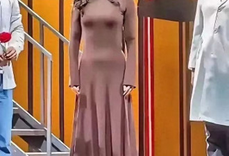 41岁朱珠演出惊艳全场，小肚子抢镜却难掩女神光芒！