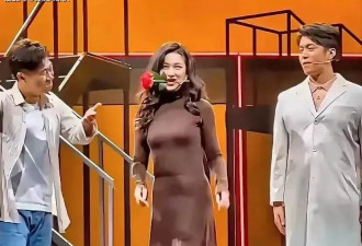 41岁朱珠演出惊艳全场，小肚子抢镜却难掩女神光芒！