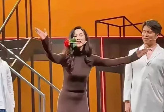 41岁朱珠演出惊艳全场，小肚子抢镜却难掩女神光芒！